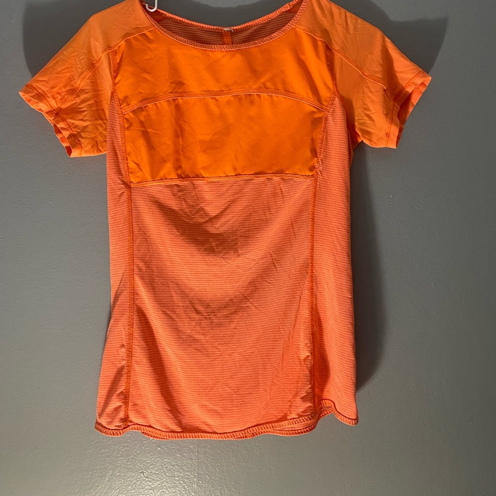LULULEMON🍋‼️ Athletic t-shirt!! Size 4-6, a beautiful coral/orange color 😊